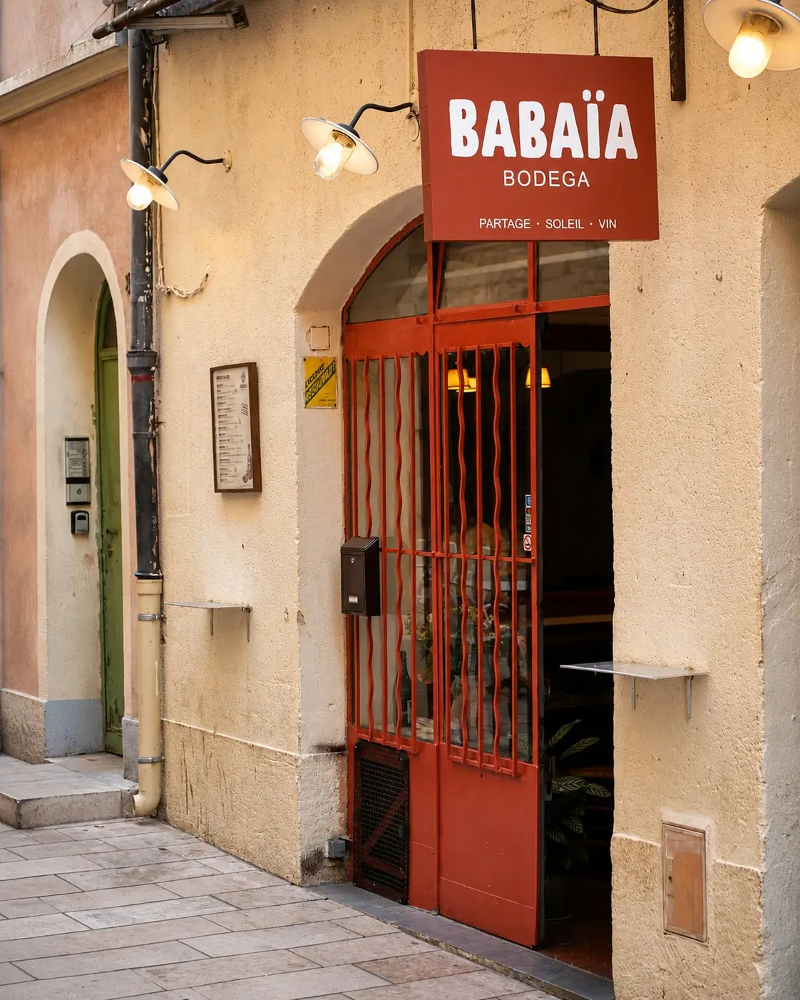 L'entrée rouge de Babaïa Bodega, rue Thoumayne à Nîmes