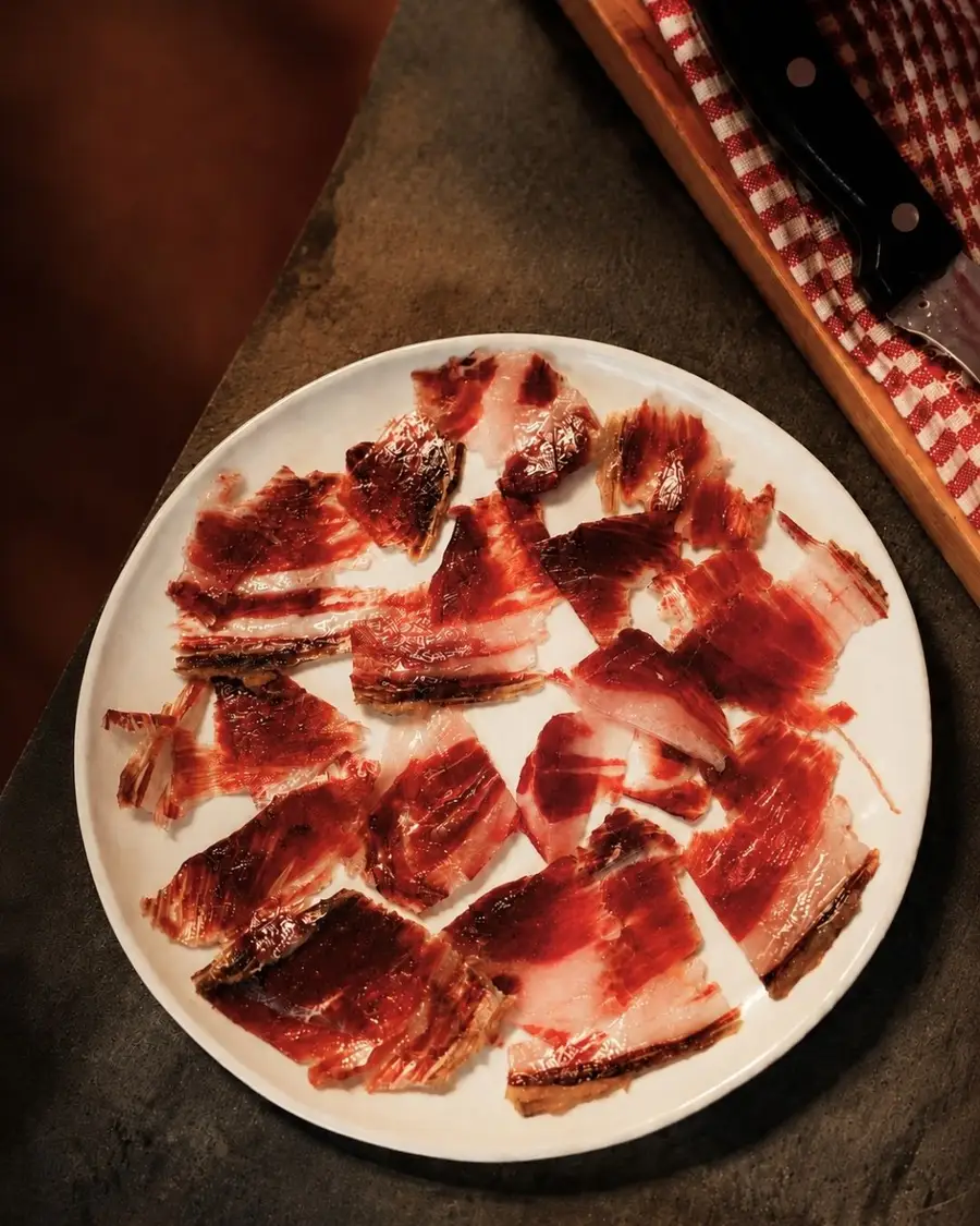 Jambon serrano tranché à la main