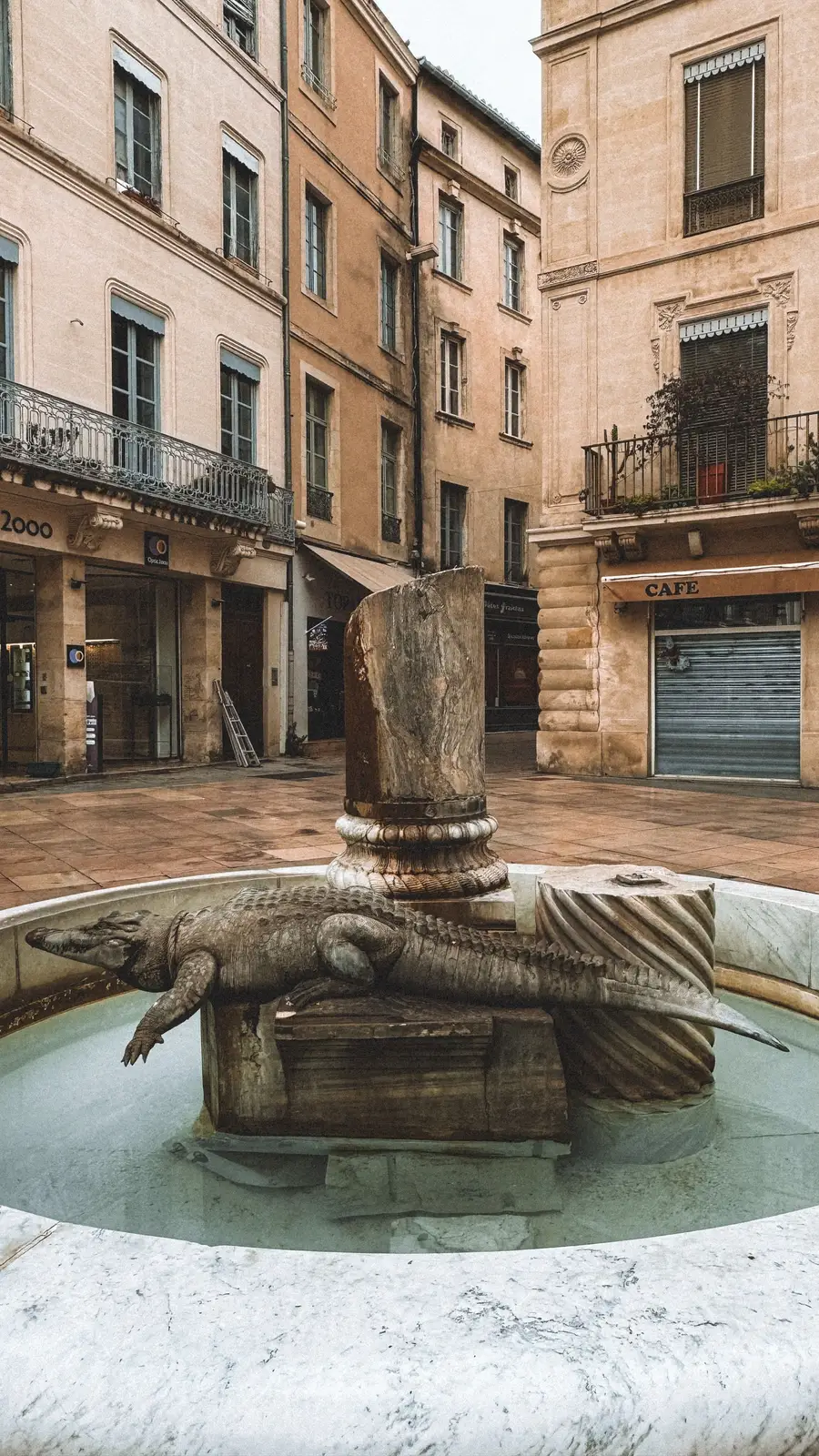 La fontaine au crocodile, place du Marché