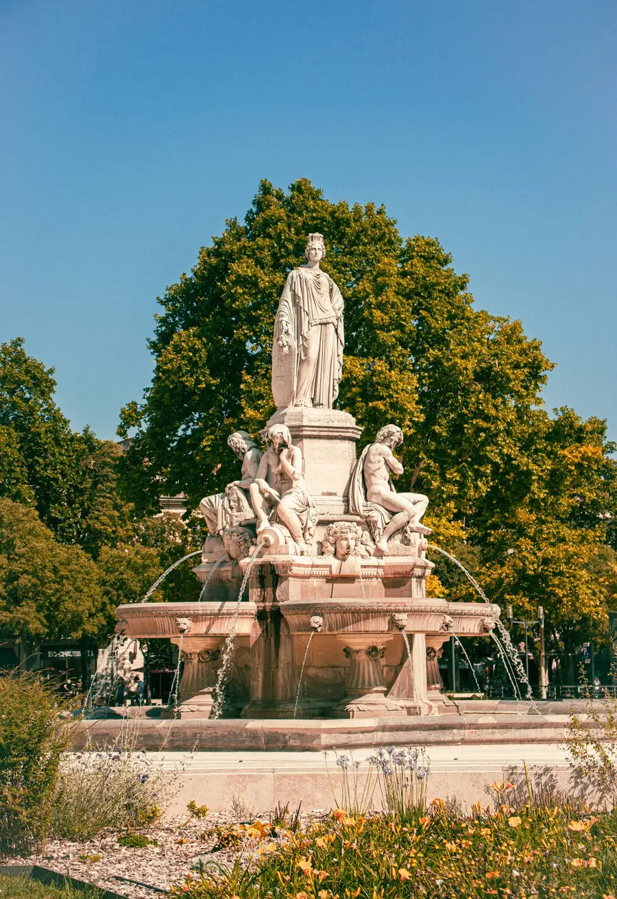 La fontaine Pradier, esplanade Charles-de-Gaulle