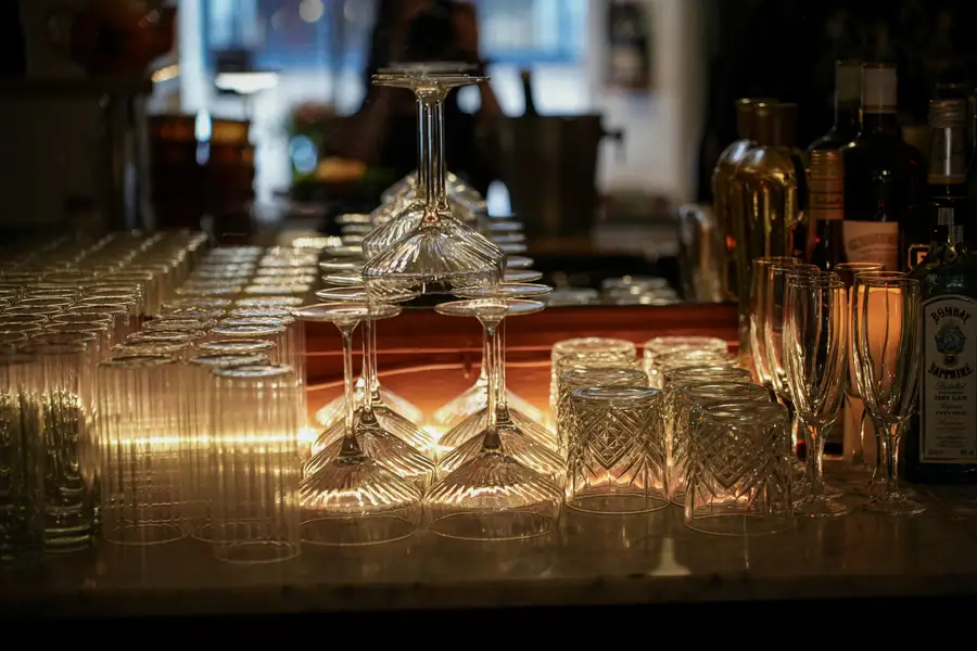 Verres alignés sur le bar